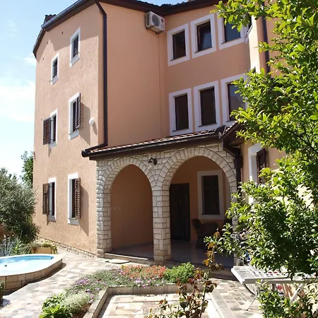 In Mit Grill- Garten Und Terrasse By Interhome * Fažana