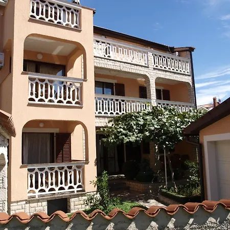 Appartement In Mit Grill- Garten Und Terrasse By Interhome *