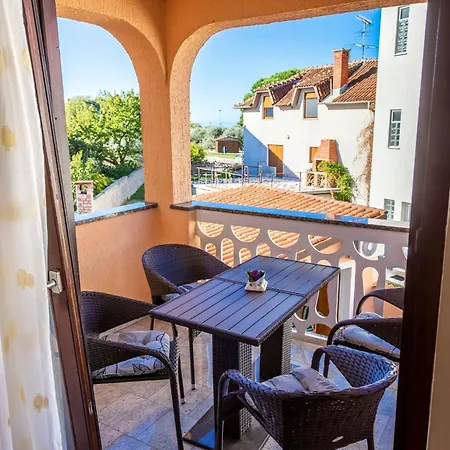 Appartement In Mit Grill- Garten Und Terrasse By Interhome