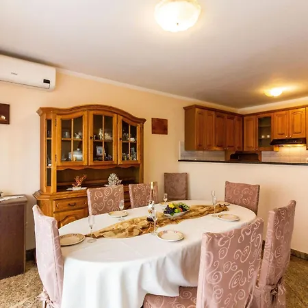 Appartement In Mit Grill- Garten Und Terrasse By Interhome Fažana