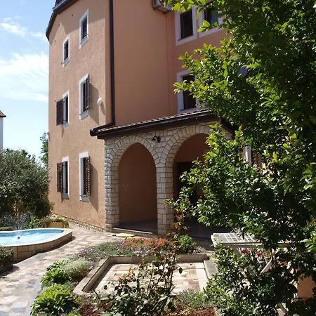 In Mit Grill- Garten Und Terrasse By Interhome * Fažana